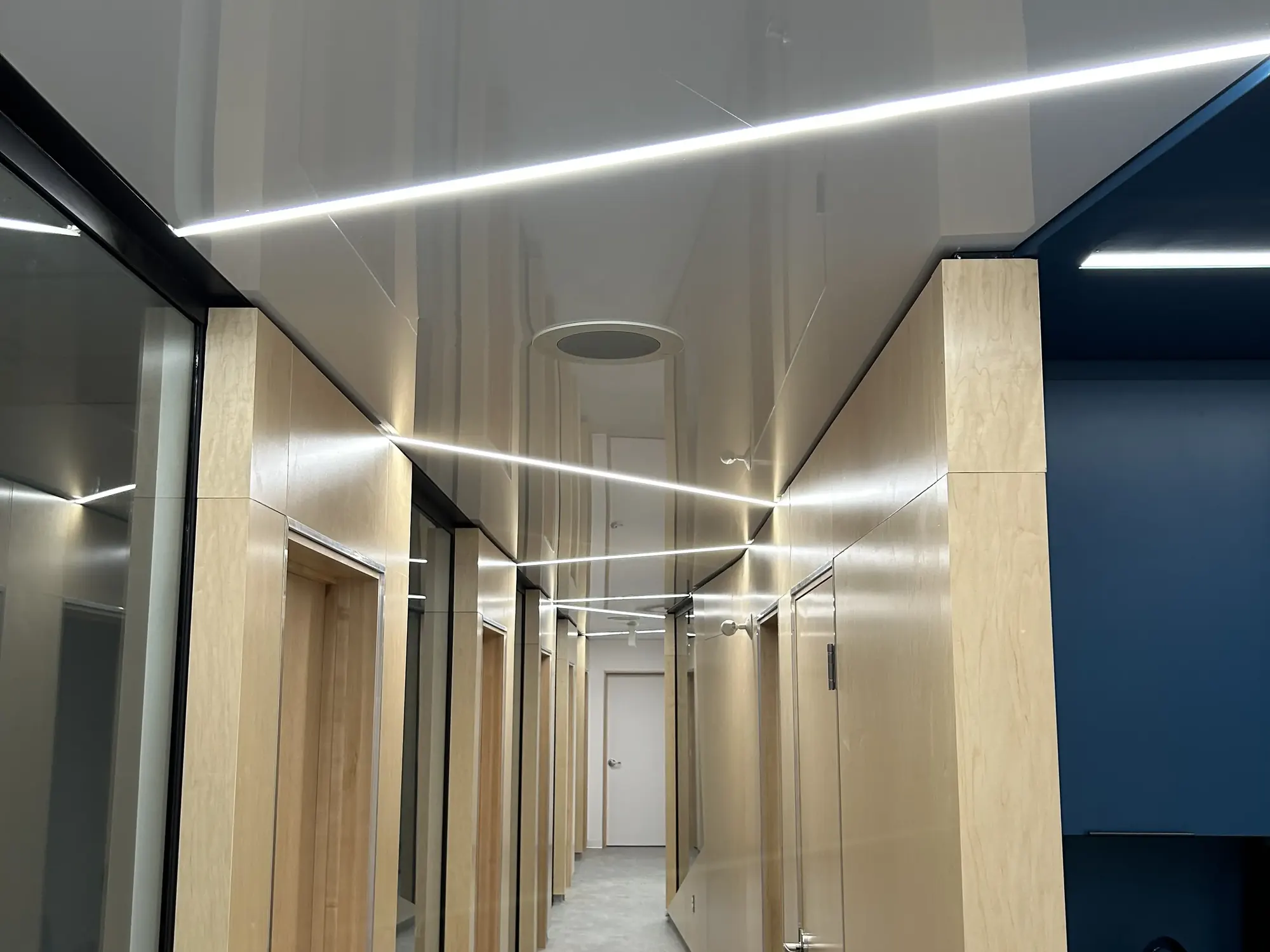 Installation intérieure de plafond tendu avec finition nette et contemporaine